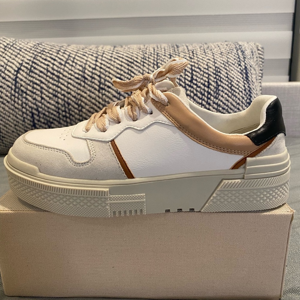 Steve Madden White and Tan Platform Sneakers Leather Suede Size 7 Like New